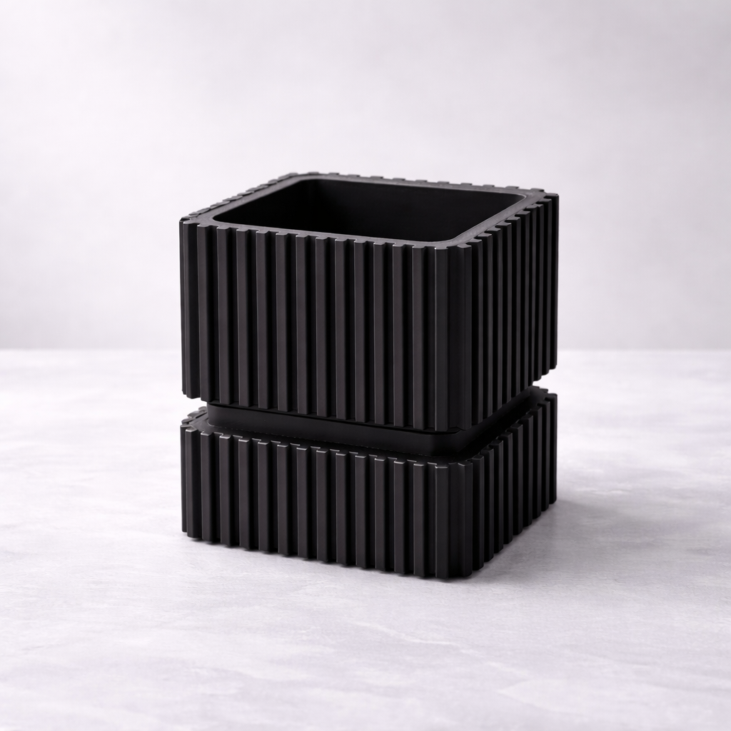 Cube saksija u crnoj boji