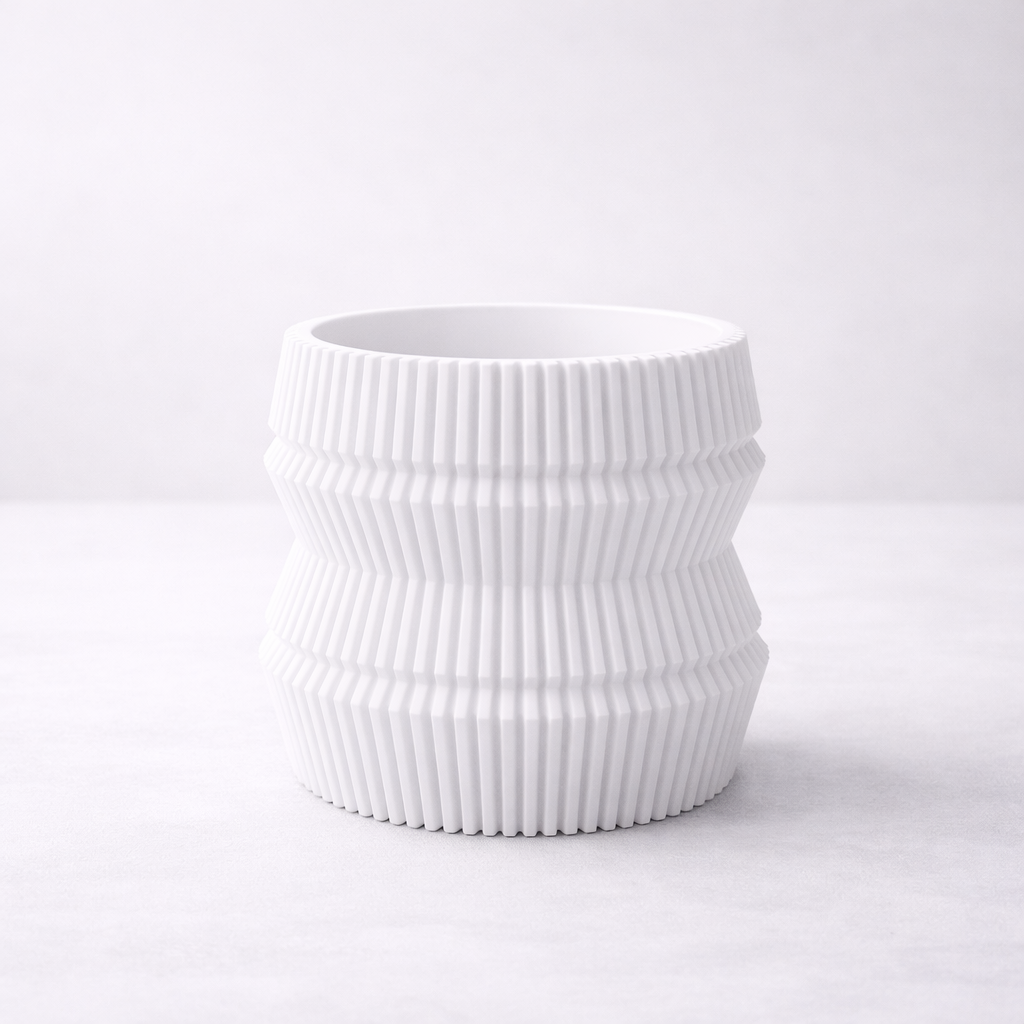 Stripe saksija u beloj boji